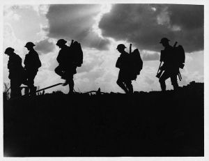 776px-Battle_of_Broodseinde_-_silhouetted_troops_marching